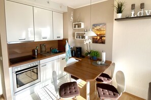 Kjøleskap, mikrobølgeovn, ovn og kokeplater