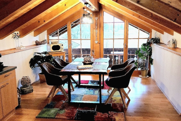 Esszimmer mit Massivholztisch und drehbaren Stühlen