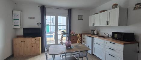 Kylskåp, mikrovågsugn, spishäll och kaffe- och tebryggare