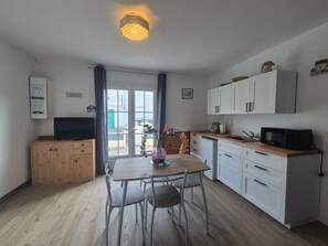 Kylskåp, mikrovågsugn, spishäll och kaffe- och tebryggare