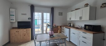Cozy 2BR Apartment, 200m from Beach, Garden & Garage Included