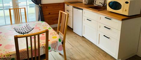 冷蔵庫、電子レンジ、コンロ、コーヒー / ティーメーカー