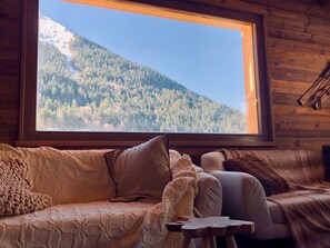 Télévision, lecteur de DVD, baby-foot, livres