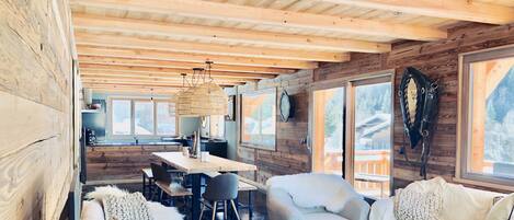 Tv, dvd-afspiller, bordfodbold, bøger