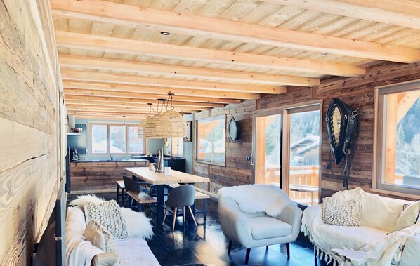 Télévision, lecteur de DVD, baby-foot, livres