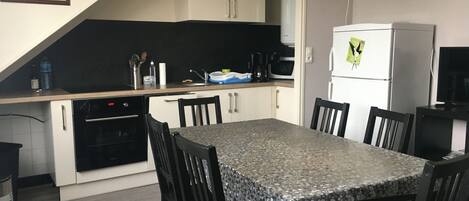 Frigorifero, microonde, forno, piano cottura