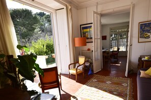 テレビ、暖炉、DVD プレーヤー、書庫