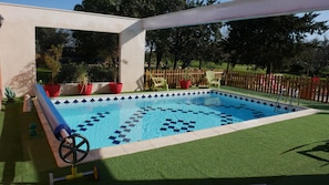 Utomhuspool och uppvärmd pool