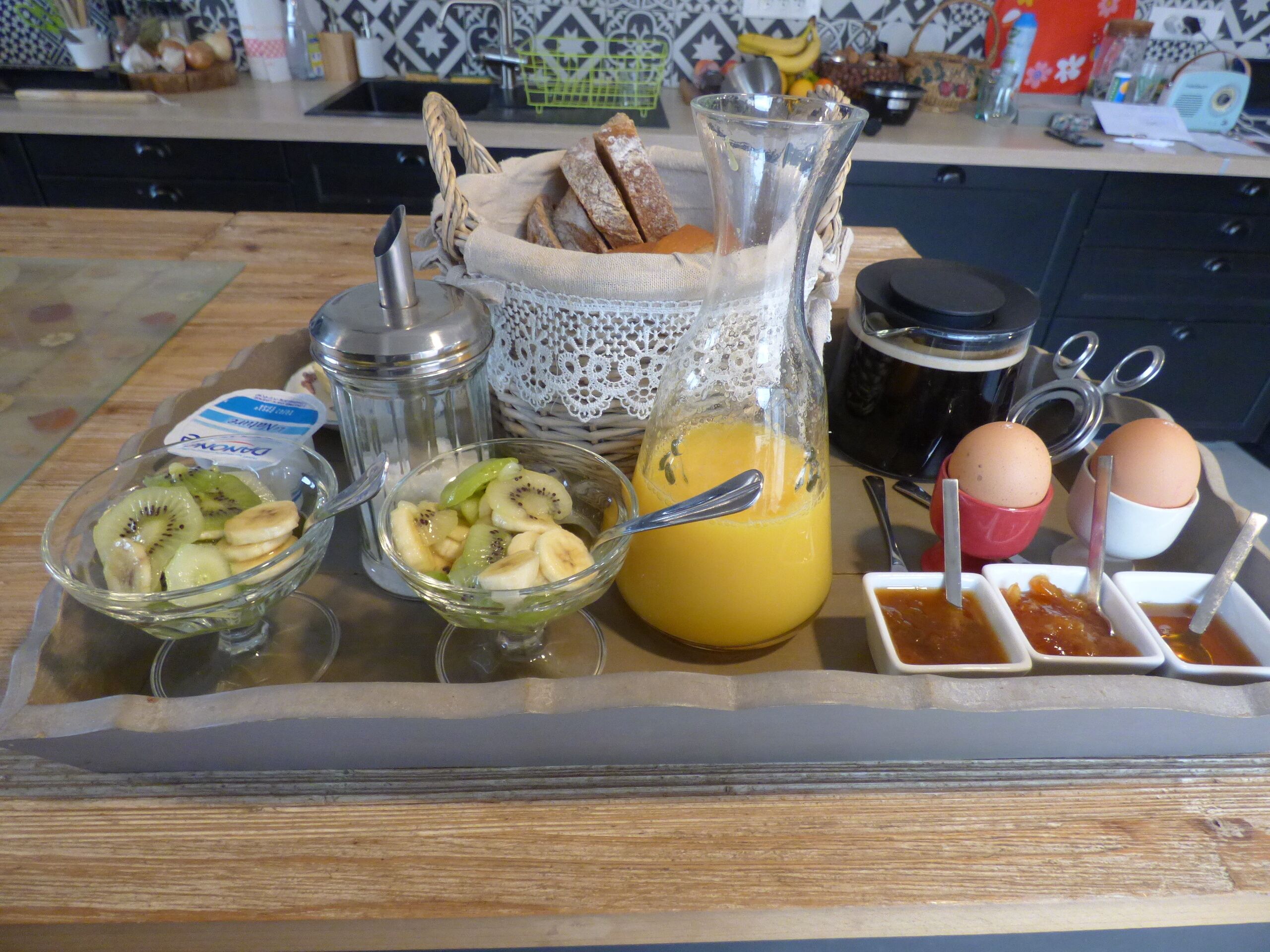 Taula de matí amb diversos aliments i condiments.
