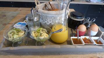 Taula de matí amb diversos aliments i condiments.