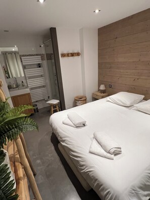 5 habitaciones, tabla de planchar con plancha y wifi gratis 