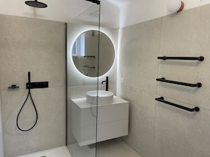 Secador de cabelo, toalhas de banho, papel higiênico