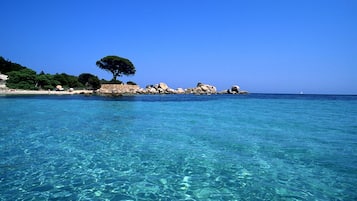 På stranden