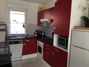 Køleskab, mikrobølgeovn, ovn, kogeplade