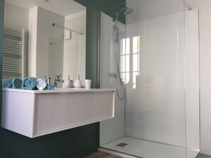 Suihku, hiustenkuivaaja, pyyhkeet, saippua