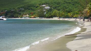 Beach nearby, sun-loungers, beach towels