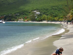 在海灘附近、躺椅、沙灘巾