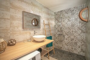 Shower, hair dryer, towels