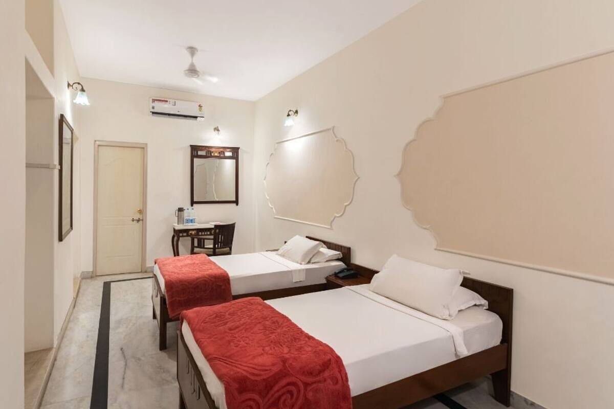 Deluxe Room, 1 Double Bed, Non Smoking | Premium bedding, desk, laptop workspace, soundproofing