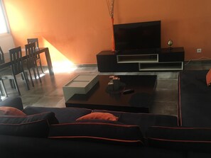 Televisión, reproductor de DVD y estéreo 