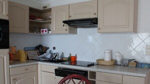 Wasserkocher mit Kaffee-/Teezubehör, Kühlschrank, Mikrowelle, Ofen