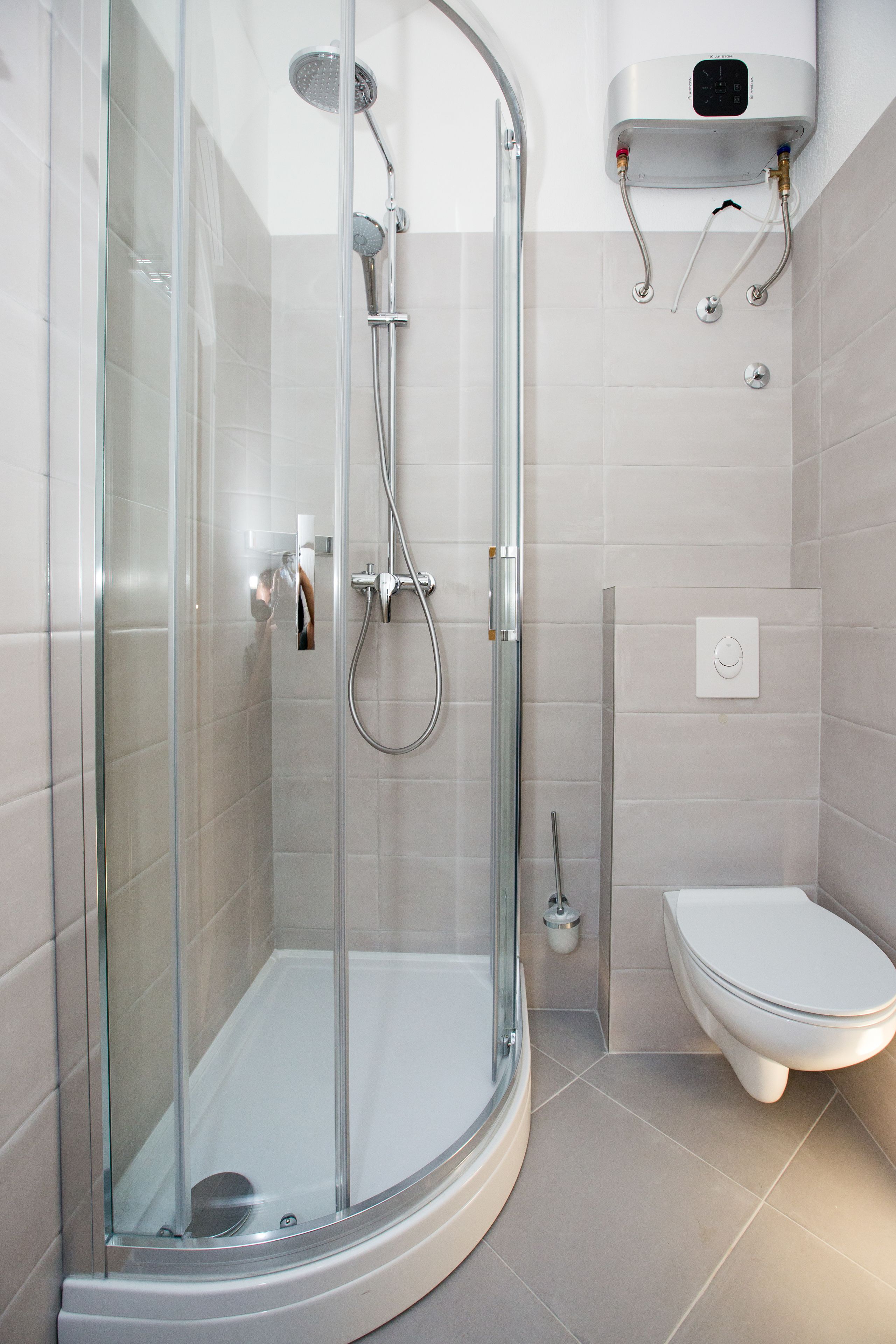 Apartment, City View (Dolores) | Bathroom | Shower, rainfall showerhead, free toiletries, hair dryer