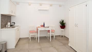 Huoneisto, kaupunkinäköala (Dalija) | Ruokailu omassa huoneessa