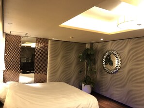 Kamer, roken (Run of House with bathtub) | Een minibar, gratis wifi