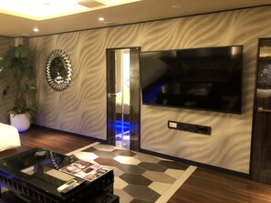 Kamer, roken (Run of House with bathtub) | Televisie