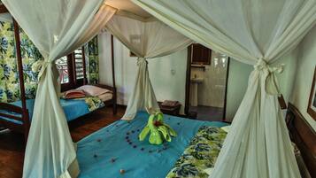 Tremannsrom – superior, flere senger, ikke-røyk, hageutsikt | Skrivebord, blendingsgardiner, barnesenger (inkludert) og sengetøy