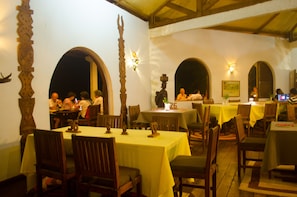 S'hi serveixen esmorzars, dinars, sopars i plats de cuina internacional