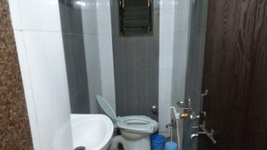 Habitación doble Deluxe, 1 cama matrimonial, para no fumadores, vista a la ciudad | Baño
