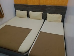 Triple Room, 3 Twin Beds, Non Smoking, City View | Living room