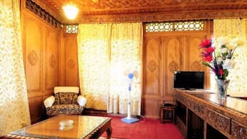 Chambre Supérieure | Coin séjour | Télévision LED de 32 pouces avec chaßnes par cùble, télévision