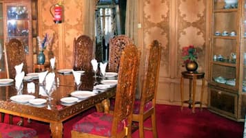 Petit déjeuner composé de spécialités régionales (500 INR par personne)
