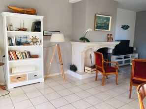 Televisión, chimenea, libros, estéreo