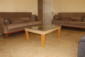 Villa, 5 Bedrooms | Living area