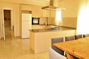 Villa, 5 Bedrooms | Private kitchenette