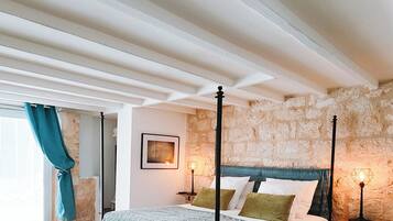 3 chambres, bureau, chambres insonorisées, fer et planche à repasser