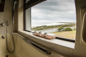 Panoramic House, 5 Bedrooms, Non Smoking, Beach View | Bathroom | Free toiletries, hair dryer, towels - Storkereden (Pearly Beach)
