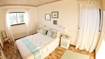 Panoramic House, 5 Bedrooms, Non Smoking, Beach View | 5 bilik tidur, peralatan tempat tidur premium, meja