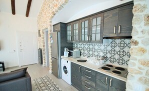 Full-sized fridge, oven, stovetop, dishwasher