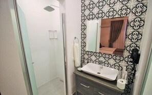 Buồng tắm vòi sen, khăn tắm 