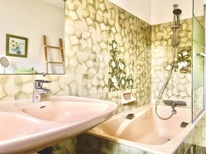 Combinació de dutxa i banyera, assecador de cabells, bidet i tovalloles 
