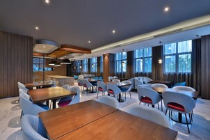 供应早餐、午餐和晚餐，中国菜
