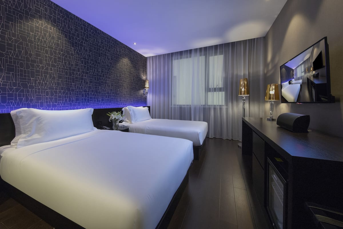 Chăn bông, nệm có lớp đệm bông, minibar, két bảo mật tại phòng