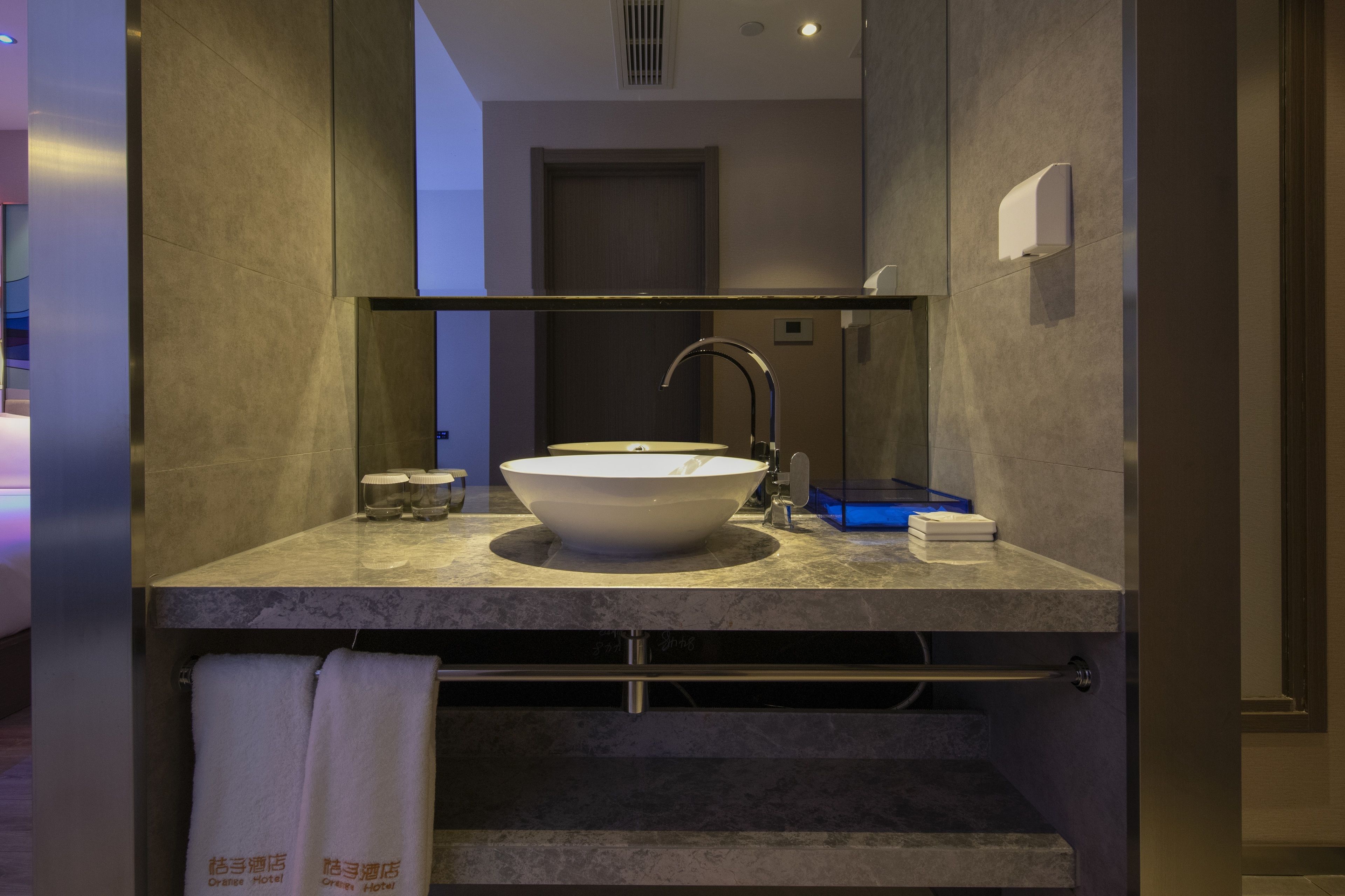 shower, rainfall showerhead, free toiletries, hair dryer