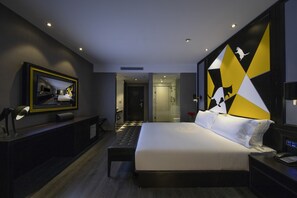 羽毛の掛け布団、ピロートップベッド、ミニバー、セーフティボックス (室内)