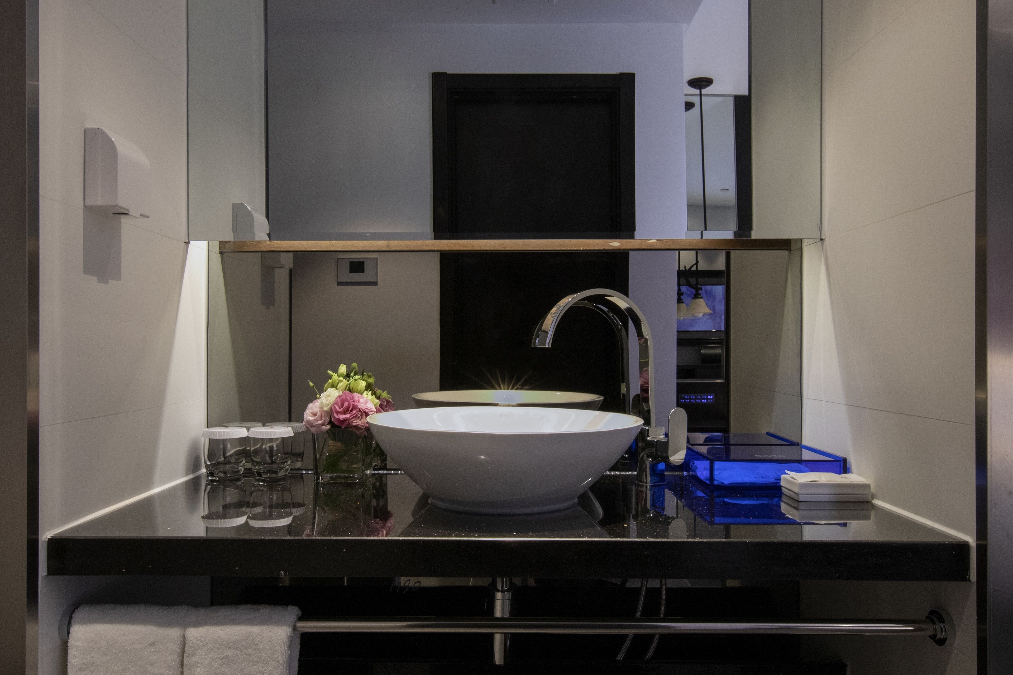 shower, rainfall showerhead, free toiletries, hair dryer