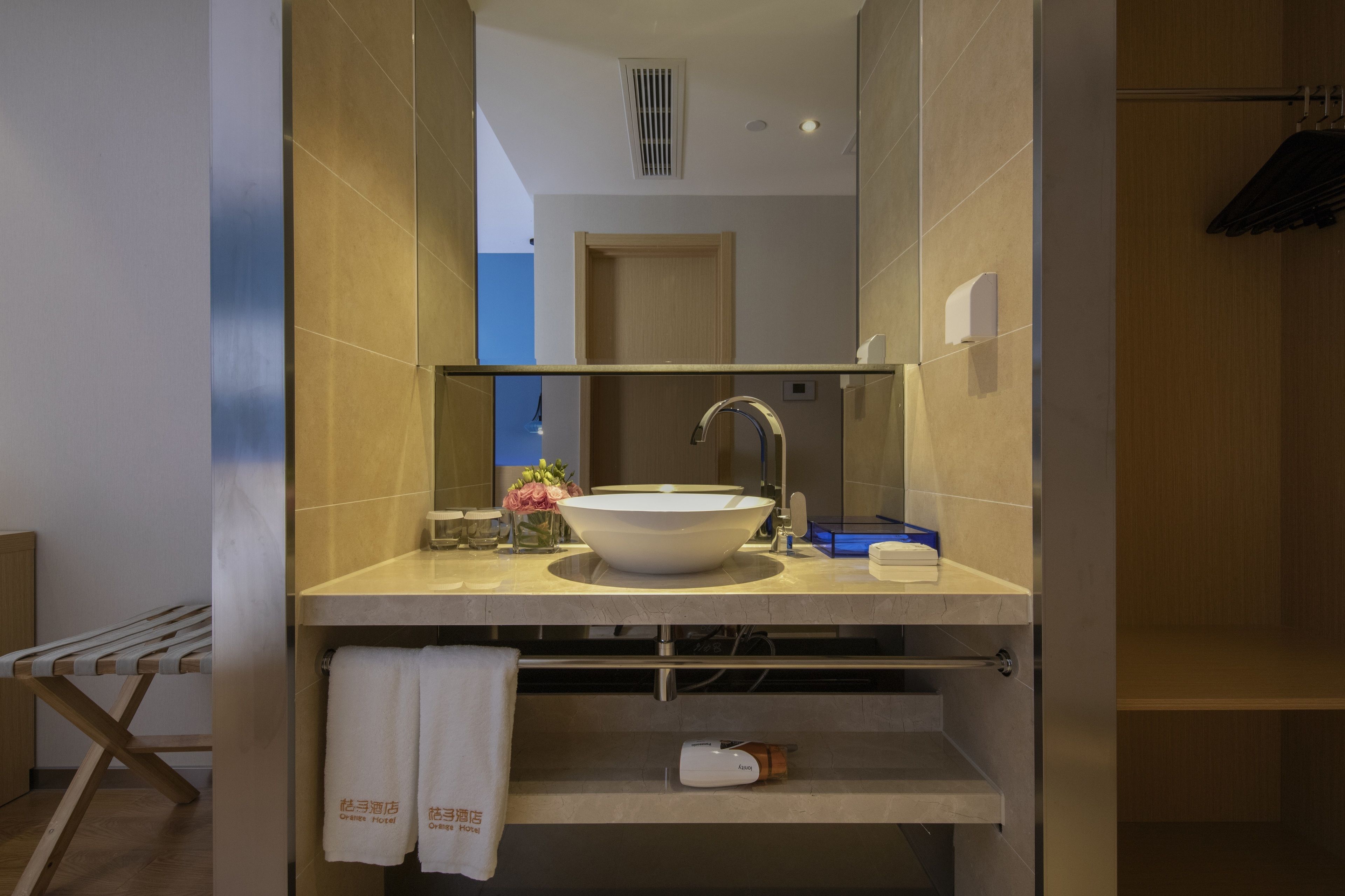 shower, rainfall showerhead, free toiletries, hair dryer